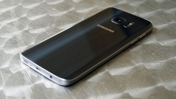 Samsung Galaxy S7 має приголомшливий дизайн і виглядає неймовірно привабливо, принаймні до тих пір, поки ви не почнете використовувати його