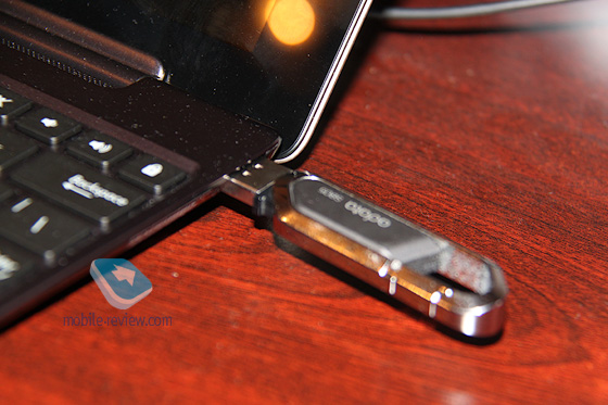Наявність стандартного USB-роз'єму (нехай і одного) - дуже велика перевага док-станції
