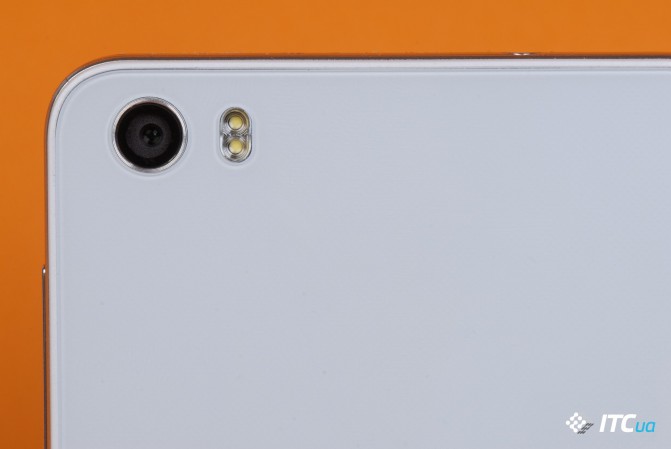 У разі смартфона білого кольору відбитки пальців на панелі практично не помітні, їх можна розглянути тільки під певним кутом