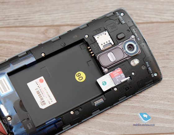 У смартфоні знімна кришка і знімний акумулятор, слоти під дві SIM-карти формату microSIM і карту пам'яті знаходяться вище акумулятора, ліворуч і праворуч від модуля основної камери
