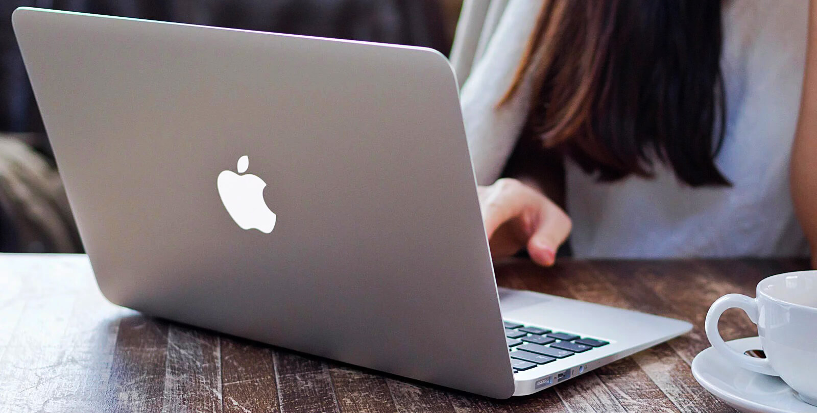 Сьогодні ж ми продовжимо цю серію слеудющей статтею, в якій розповімо вам все, що потрібно знати про зовсім іншу лінійку ноутбуків від Apple - MacBook Air