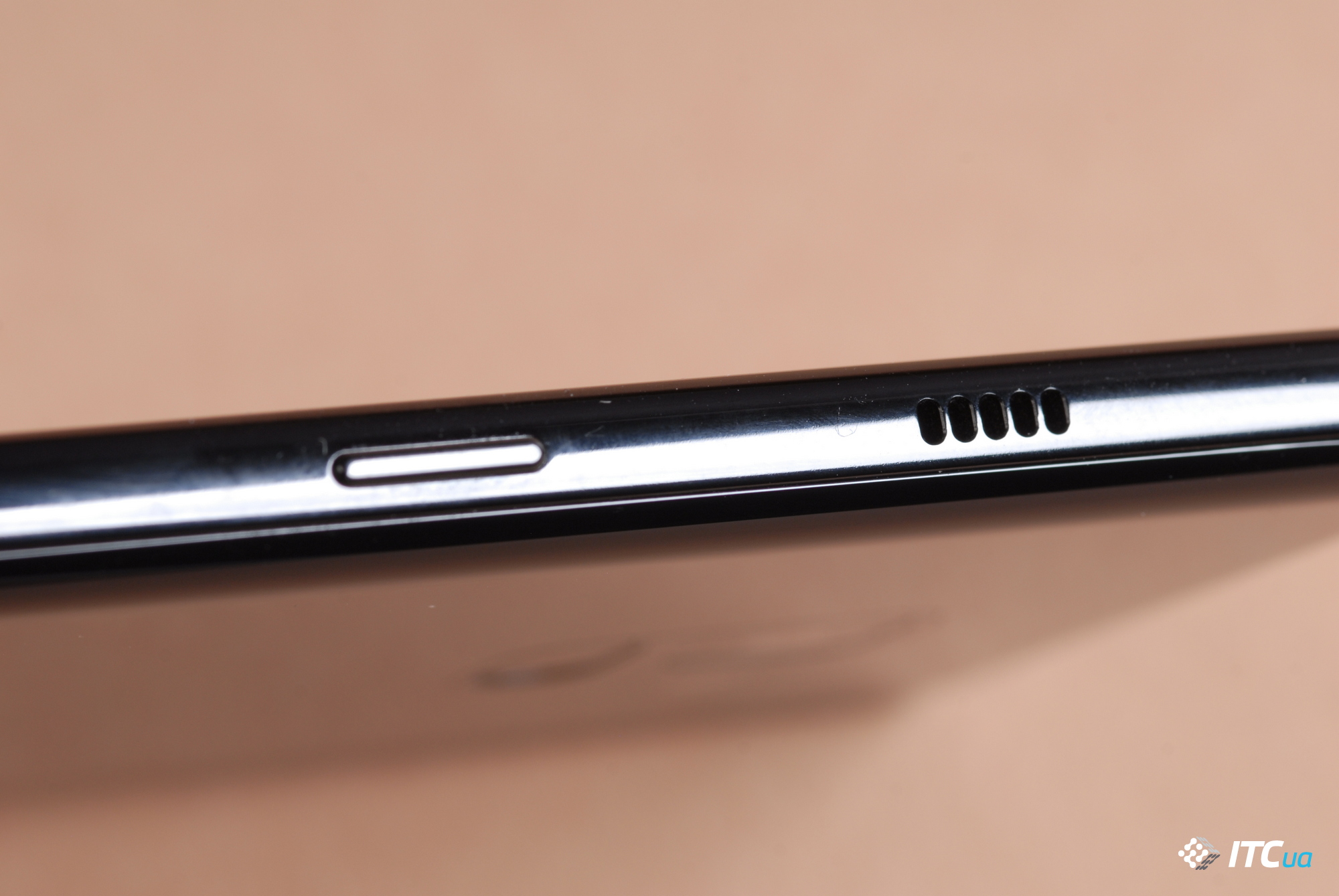 Samsung Galaxy A8 + (2018) оснащений єдиним мультимедійним динаміком, розташованим у верхній частині клавіші включення на правій боковині