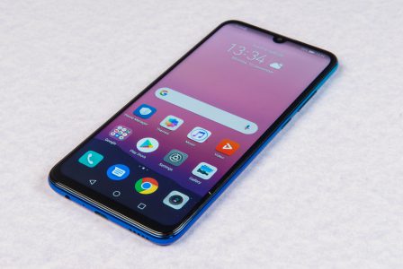 Huawei P Smart 2019 - оновлення торішньої моделі P Smart, який сильно відрізняється від свого попередника по дизайну, виглядає набагато більш сучасно і скоріше схожий на що вийшов в цьому році P Smart +