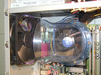 На задній панелі корпусу безшумних комп'ютерів розташовується якісний вентилятор великого діаметра (110мм проти звичайних 80мм), який завершує розпочатий процесорним кулером винос нагрітого повітря з корпусу ПК