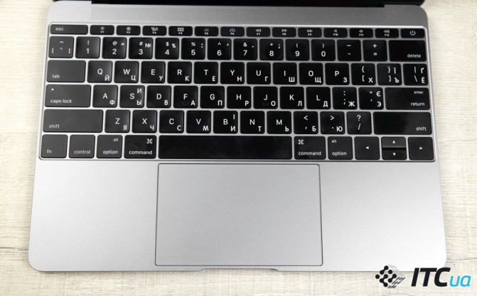 Клавіші в ноутбуці мають досить великий розмір для комфортної роботи, і при цьому перебувають на достатній відстані один від одного